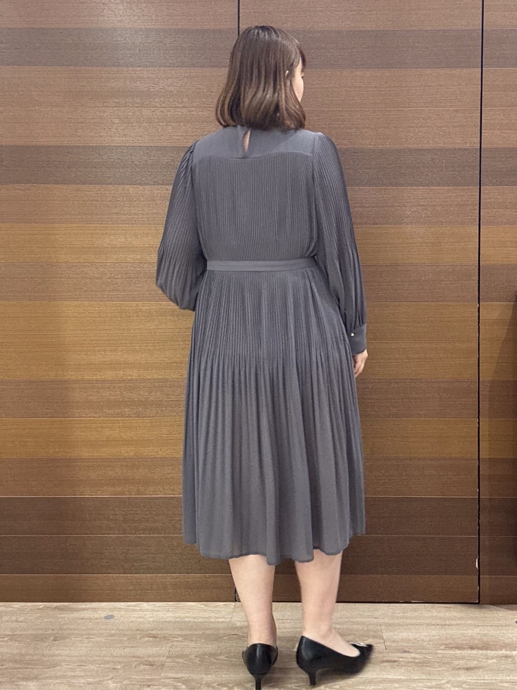 yumeさんの「OPAQUE.CLIP｜ベルト付きプリーツフレアワンピース【洗濯機OK／イージーアイロン／防シワ】《5col》」を使ったコーディネート