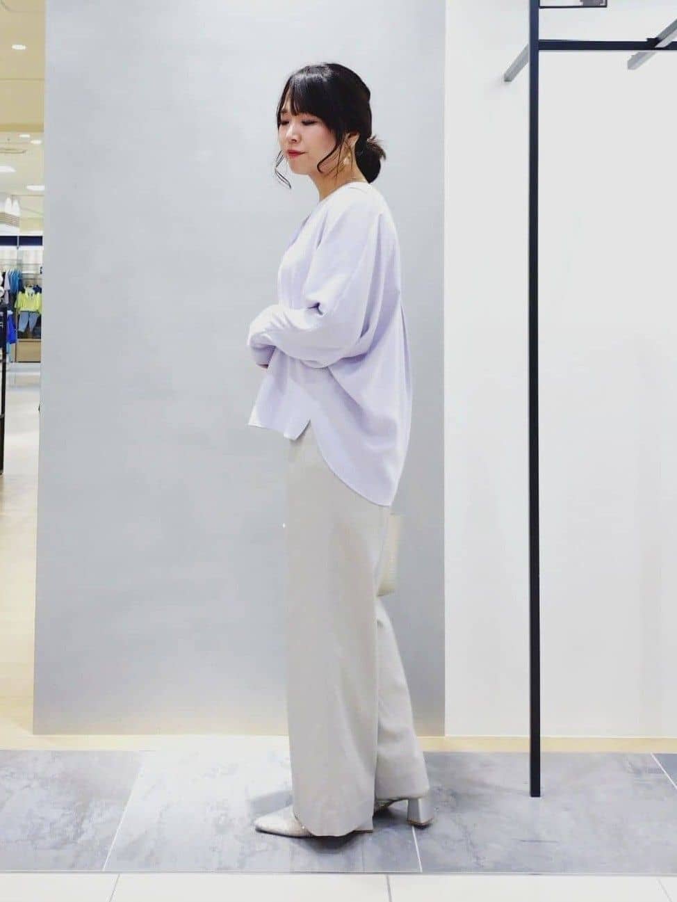 TOMOMIさんの「INDIVI｜【褒められパンツ／洗える／ウエストゴム】ワイドタックパンツ」を使ったコーディネート