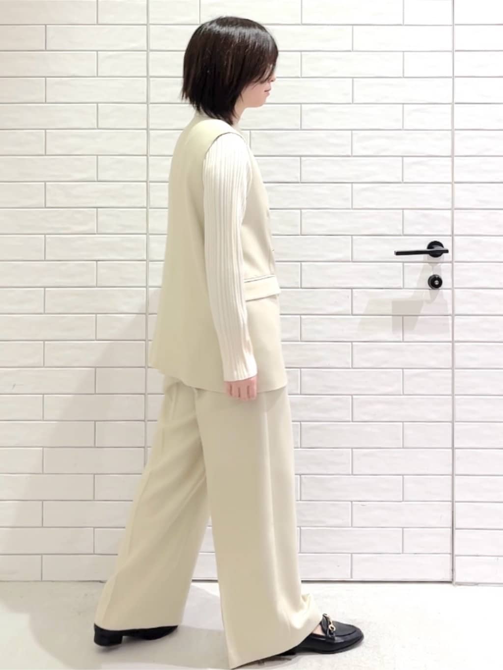 しおりさんの「OPAQUE.CLIP｜金ボタンダブルブレストテーラードジレ／セットアップ対応【洗える】《S～LL》」を使ったコーディネート