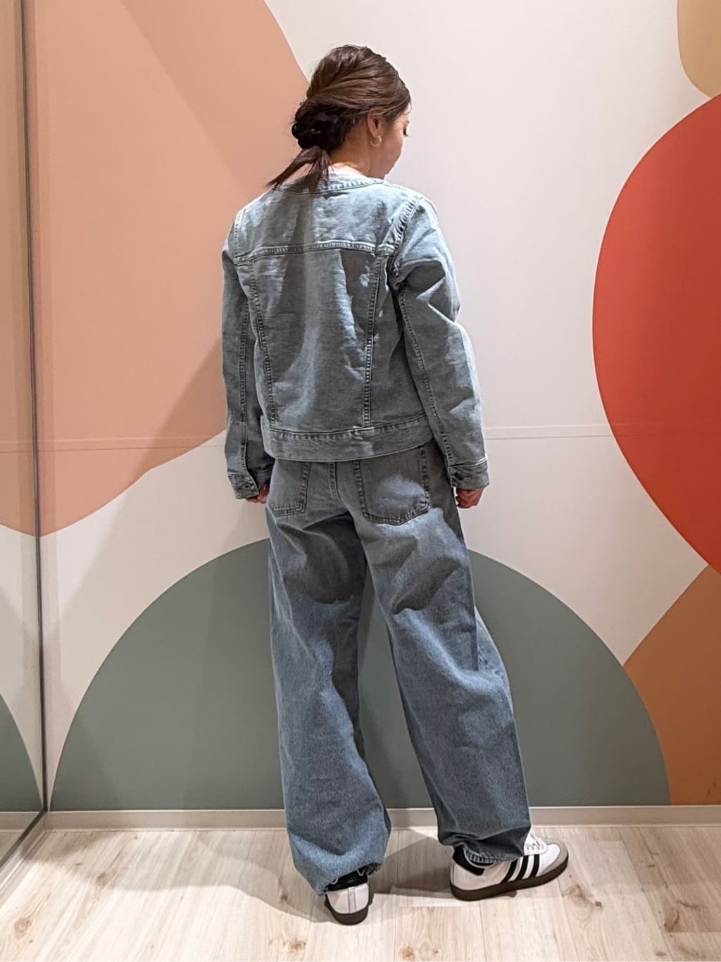 長女さんの「SHOO･LA･RUE｜【SHOO・LA・RUE DENIM/高レビュー】ゆるっと決まる こなれカーブデニムパンツ」を使ったコーディネート
