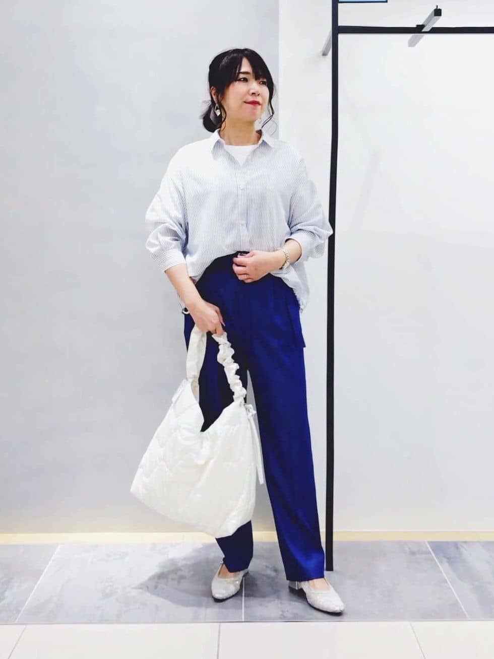 TOMOMIさんの「INDIVI｜【接触冷感／洗える／2WAY】ドロスト付 シアーシャンブレーシャツ」を使ったコーディネート