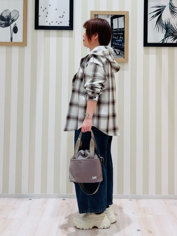 ma_miさんの「SHOO･LA･RUE｜【Lee別注／撥水】巾着ショルダーバッグ」を使ったコーディネート