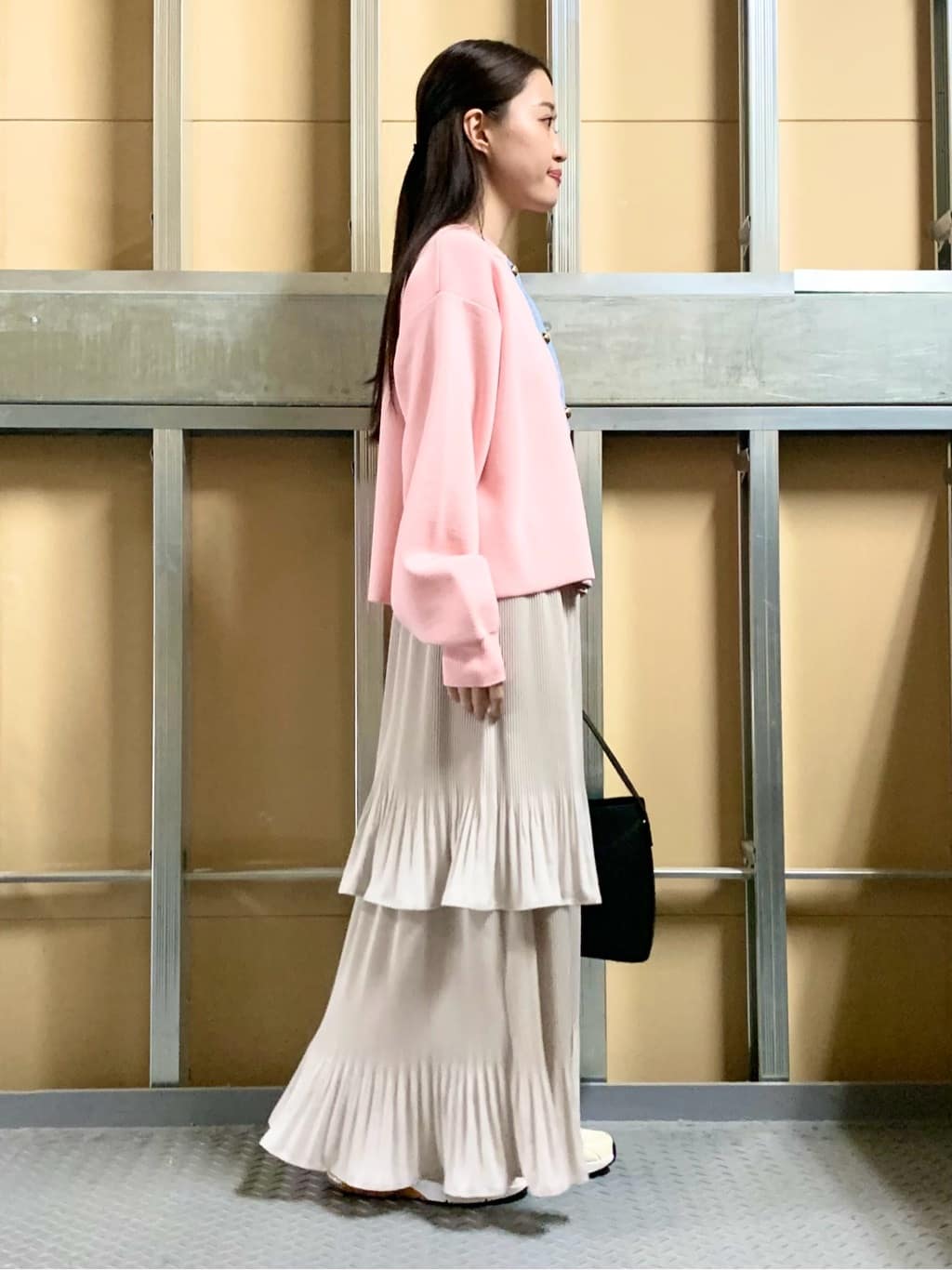 sahoさんの「THE SHOP TK｜【羽織るだけでこなれ感を演出】デニム切替カーディガン」を使ったコーディネート