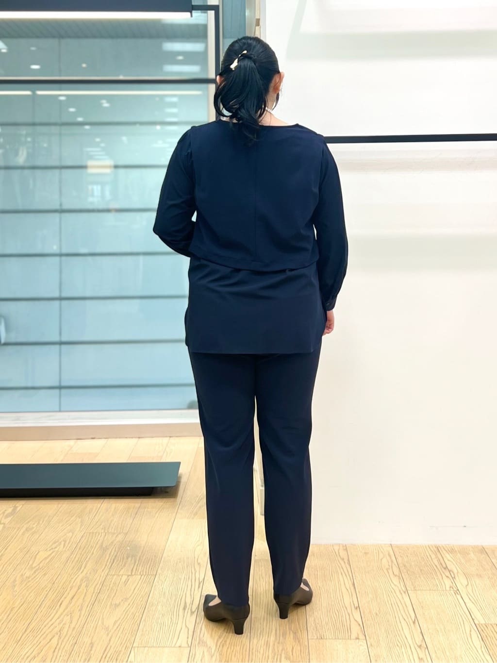 shimaさんの「INDIVI｜【褒められパンツ／高ストレッチ】タックテーパードパンツ」を使ったコーディネート