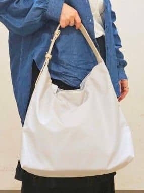 okayuさんの「THE SHOP TK｜ロゴ箔プリントロンTee」を使ったコーディネート