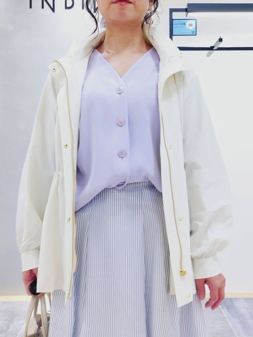 TOMOMIさんの「INDIVI｜【洗える／UVケア／マットサテン】Vネックドルマンスリーブブラウス」を使ったコーディネート