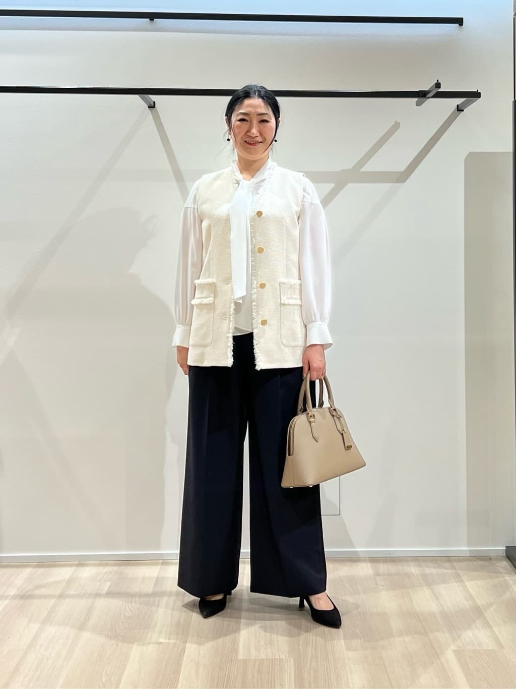 TOMOMIさんの「UNTITLED｜【洗える/ウエスト後ろゴム】ウール混　タックワイドパンツ」を使ったコーディネート