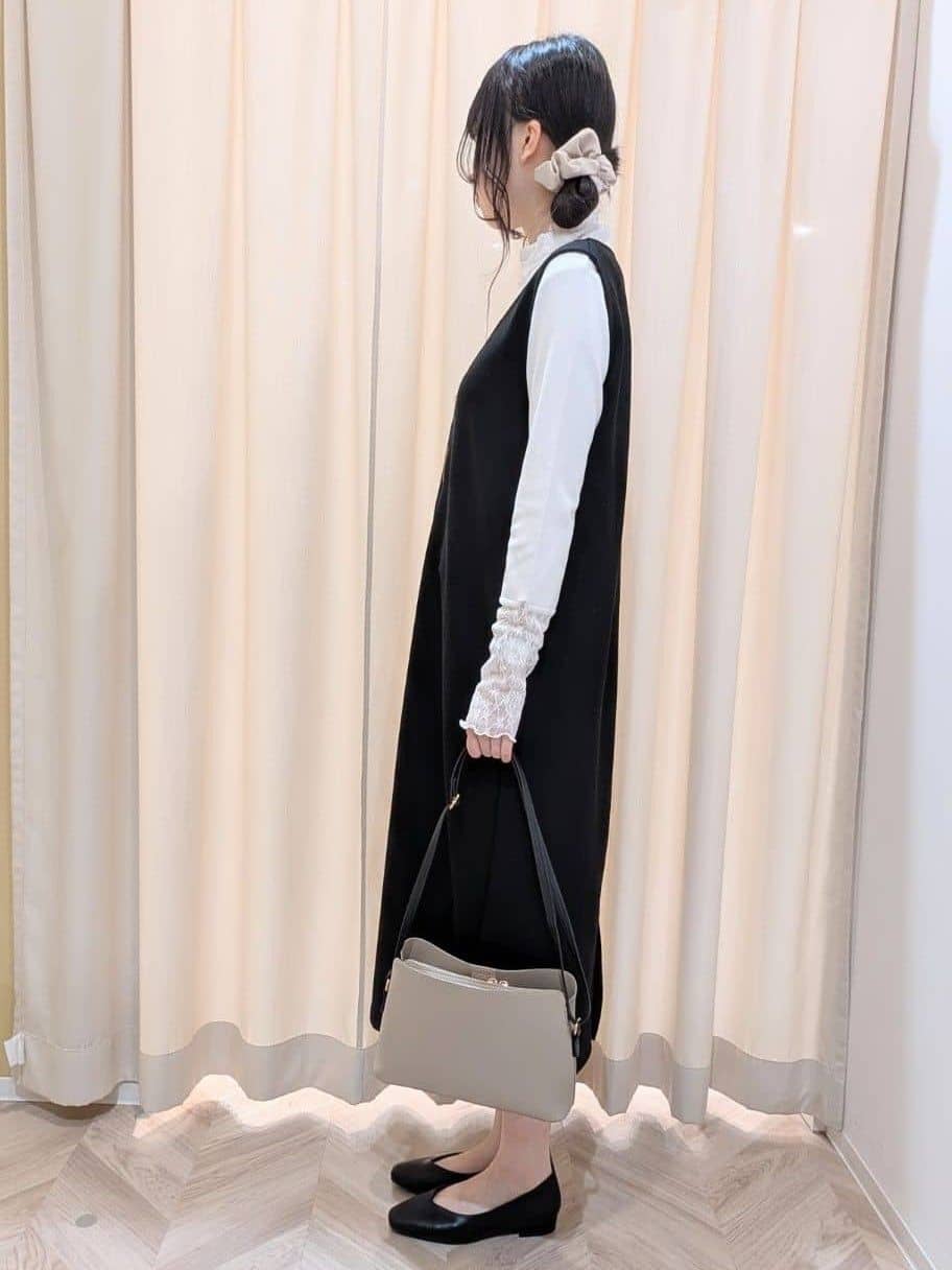 hinaさんの「SHOO･LA･RUE｜コンパクトながらしっかり入る 一枚革風 3層ショルダーバッグ」を使ったコーディネート