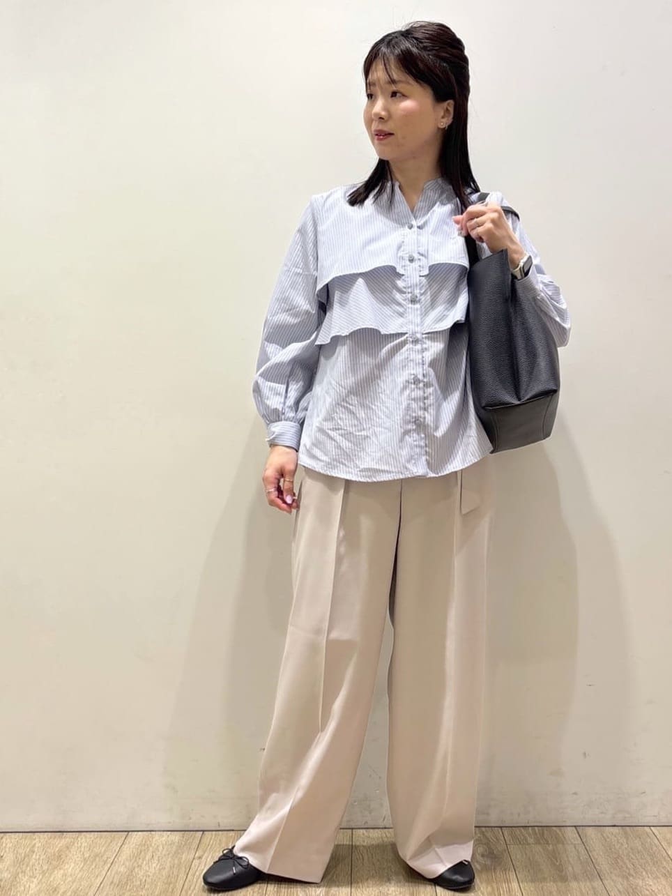 mameさんの「index｜フリルキーネックシャツ【洗濯機OK／イージーアイロン／防シワ】《XS～LL／7col》」を使ったコーディネート