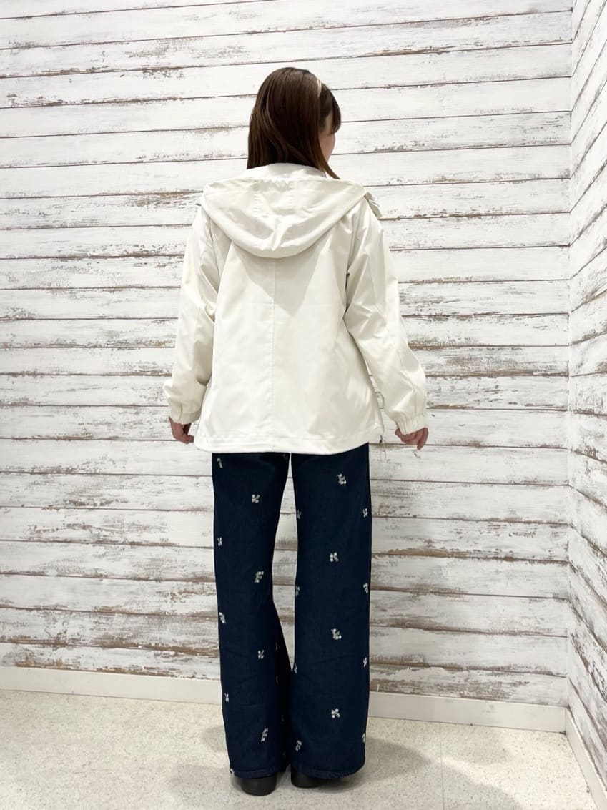 ゆっきーさんの「SHOO･LA･RUE｜【洗濯機可/S-LL】フラワー刺繍が女性らしさをプラス バギーデニムパンツ」を使ったコーディネート
