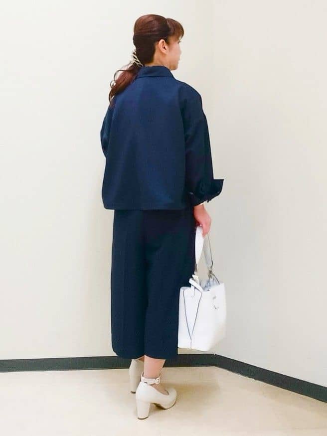 花さんの「Reflect｜【接触冷感】フリルネックサテンジャカードブラウス」を使ったコーディネート