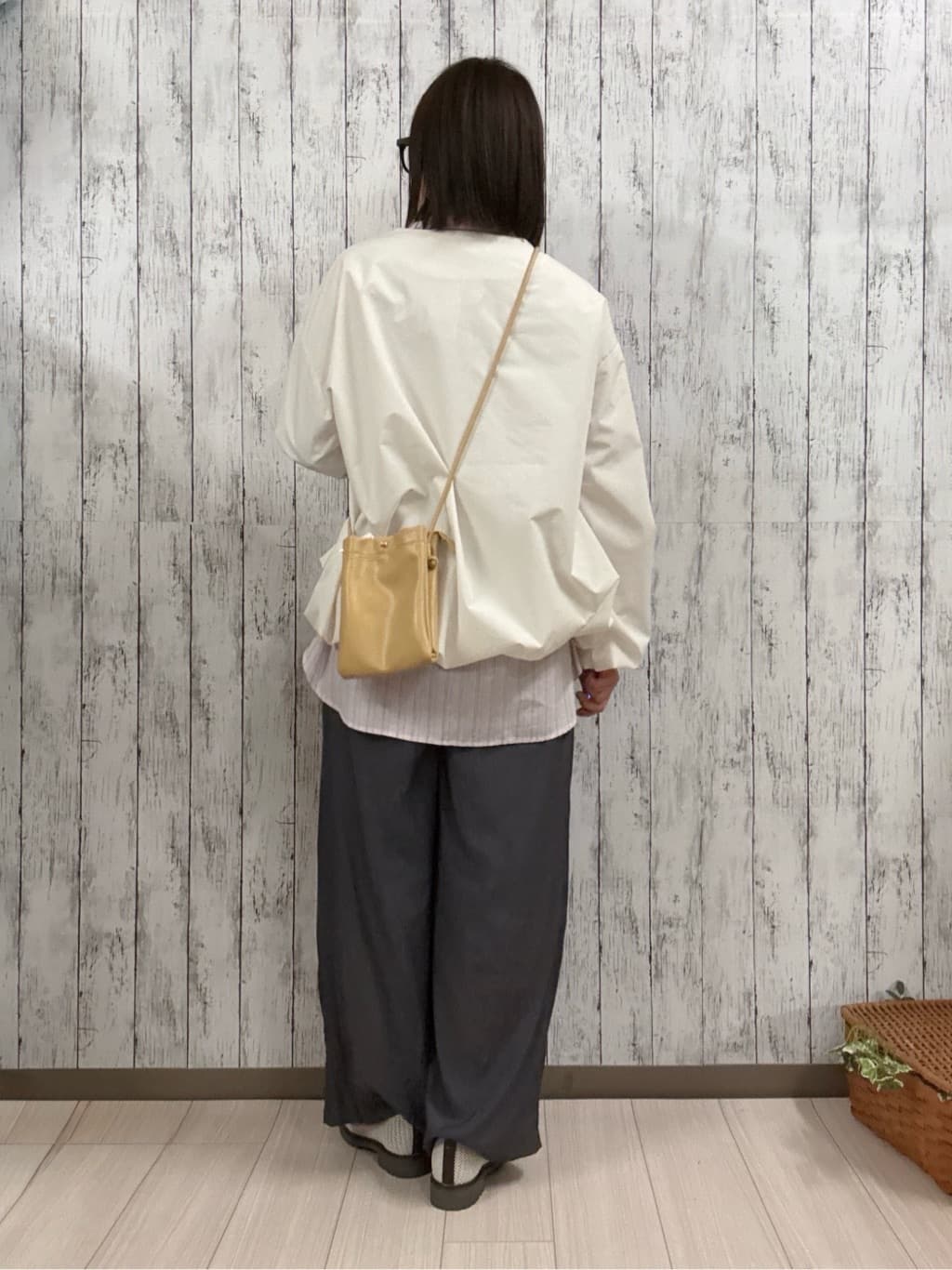 シカさんの「SHOO･LA･RUE｜【防風/撥水/S-LL】お顔回りすっきり見え　Vネックバルーンブルゾン」を使ったコーディネート