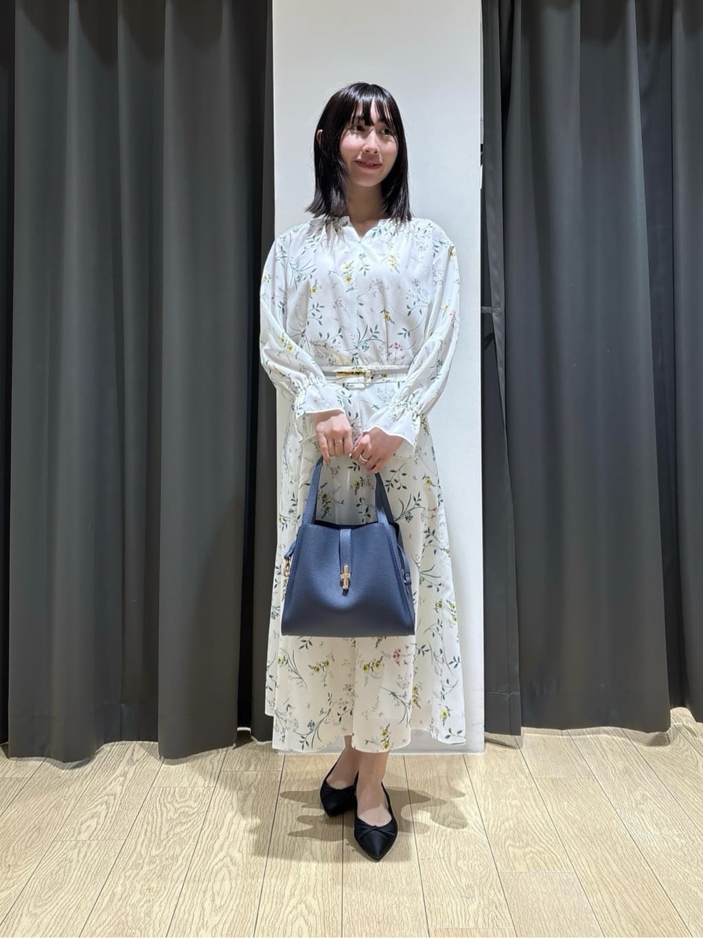 Yoshimiさんの「INDIVI｜【SETUP可能】モダンフラワー柄フレアスカート」を使ったコーディネート