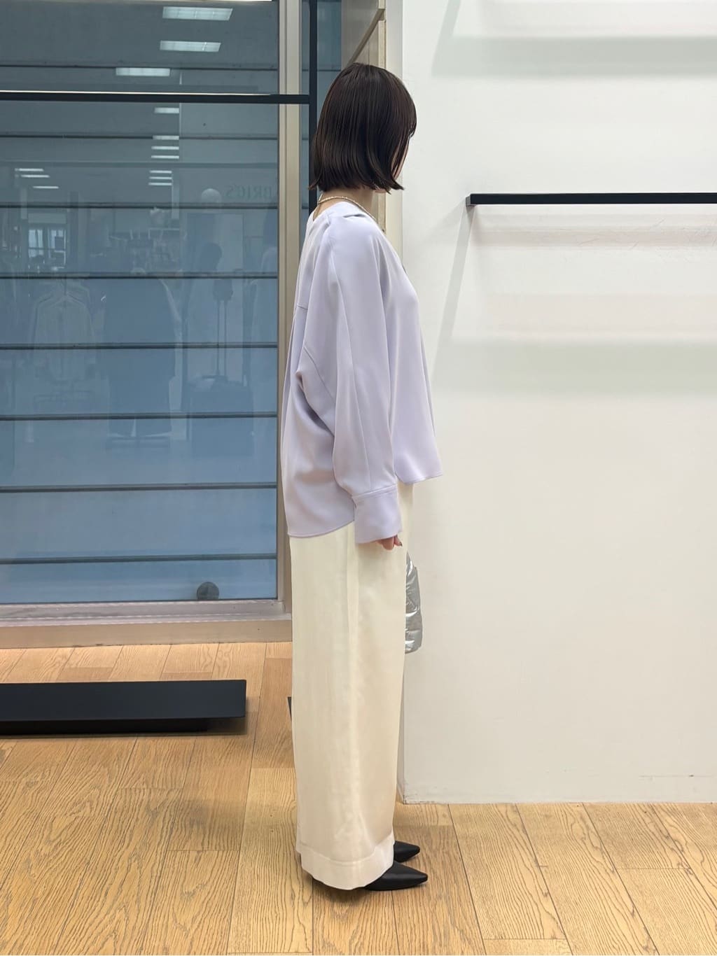 asamiさんの「INDIVI｜【洗える／UVケア／マットサテン】Vネックドルマンスリーブブラウス」を使ったコーディネート
