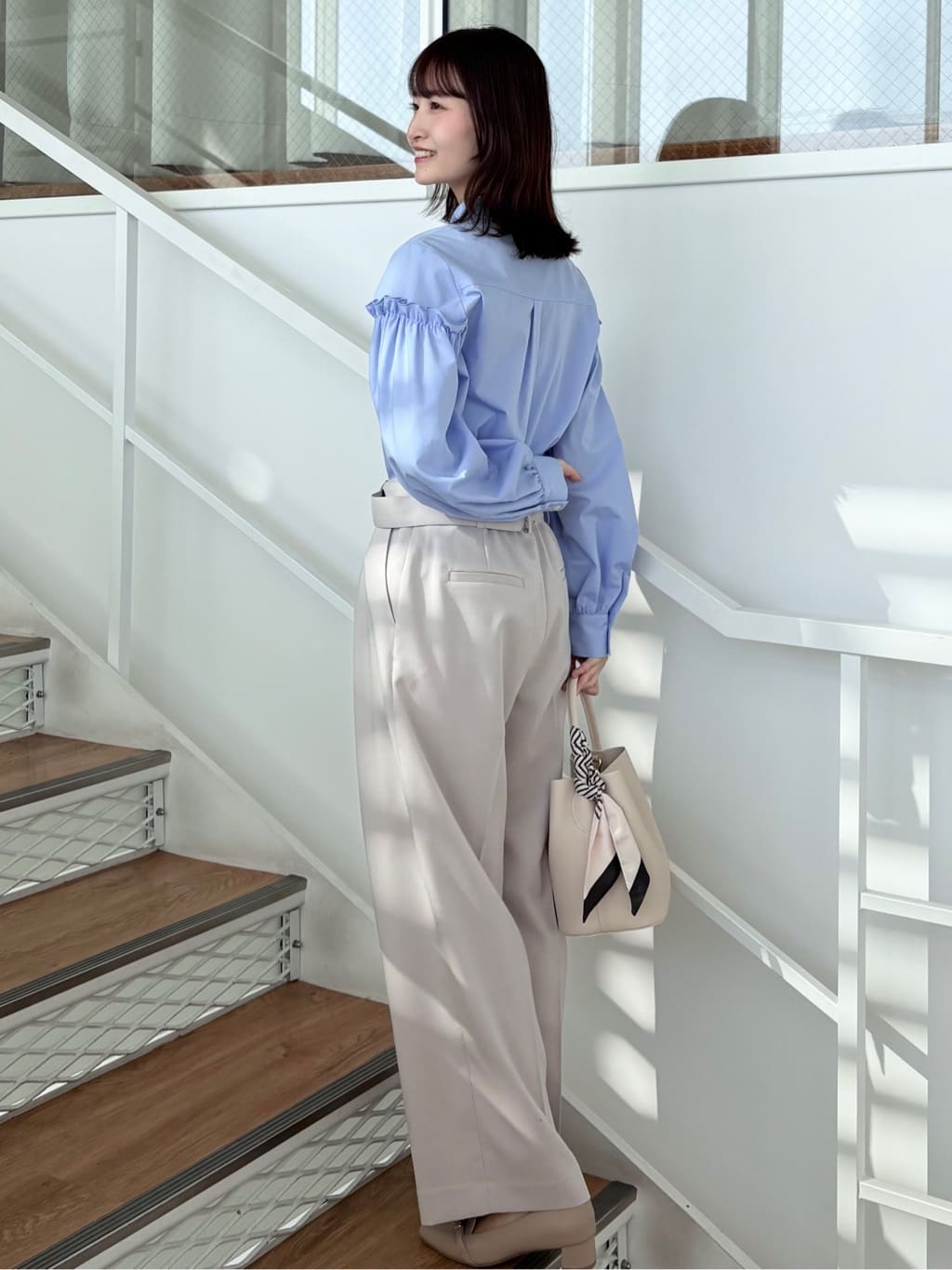 みさかさんの「index｜ボリュームスリーブブラウス【洗濯機OK】《5col》」を使ったコーディネート