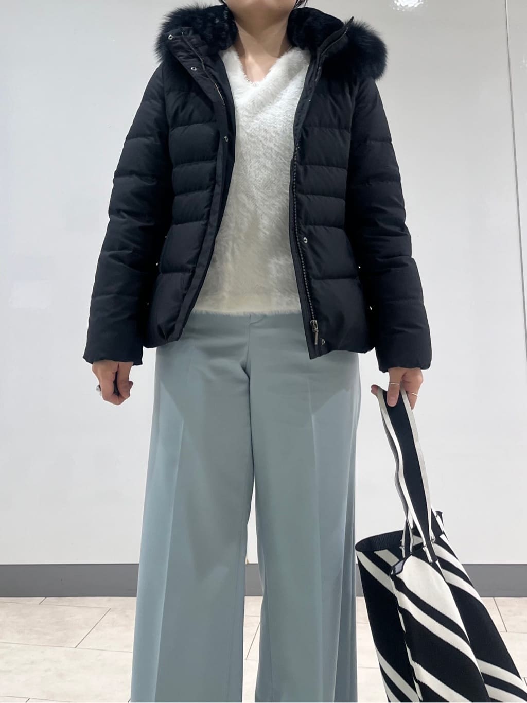 hasuさんの「INDIVI｜【名品／撥水／抗菌防臭】ショート丈リサイクルダウンコート」を使ったコーディネート