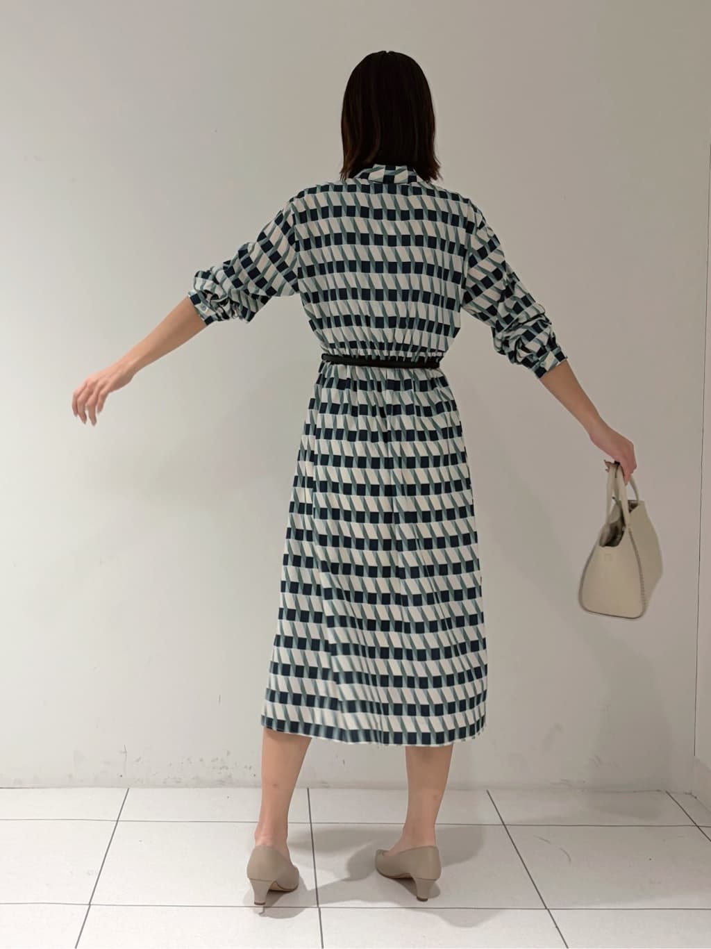 shioriさんの「INDIVI｜【洗える／2WAY】ベルト付き ジオメトリック柄 シャツワンピース」を使ったコーディネート