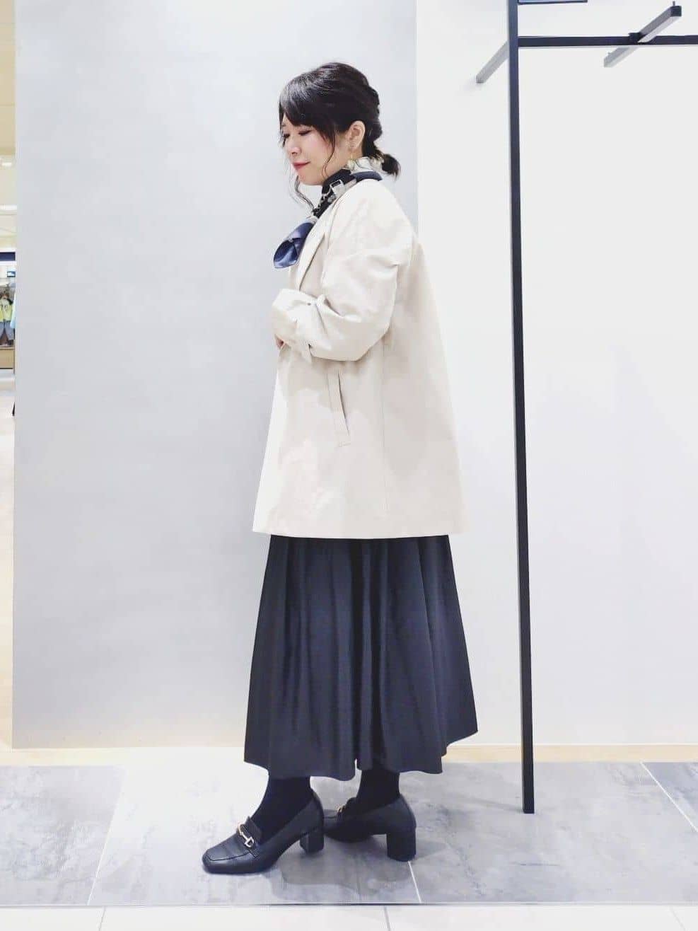 TOMOMIさんの「INDIVI｜【撥水/軽量】ミドル丈 ミニマルトレンチコート」を使ったコーディネート