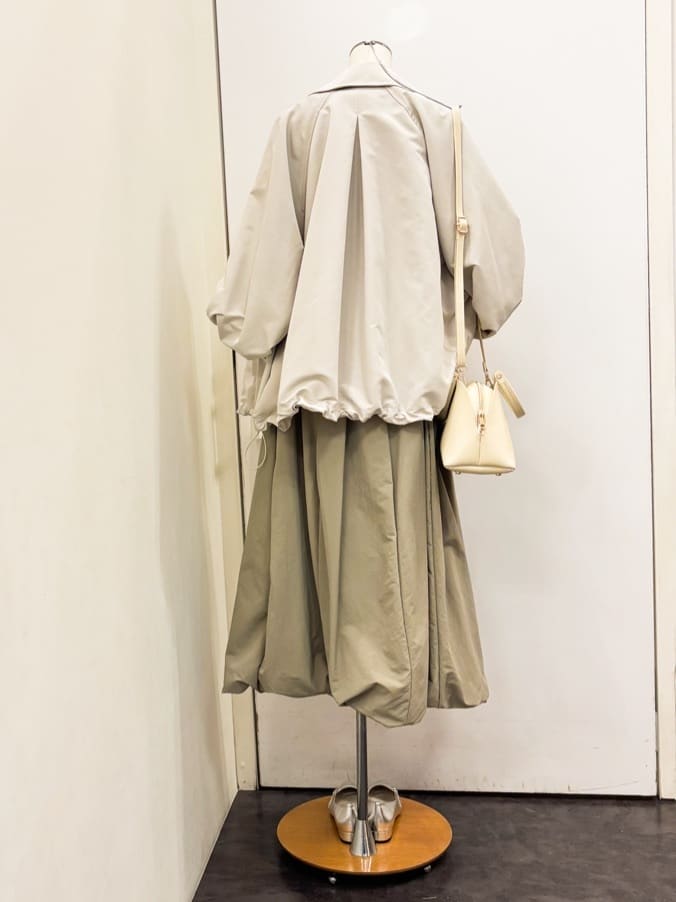 yukariさんの「grove｜【貴島明日香さん着用】【撥水／シルエット2WAY】軽やかミドルトレンチコート」を使ったコーディネート