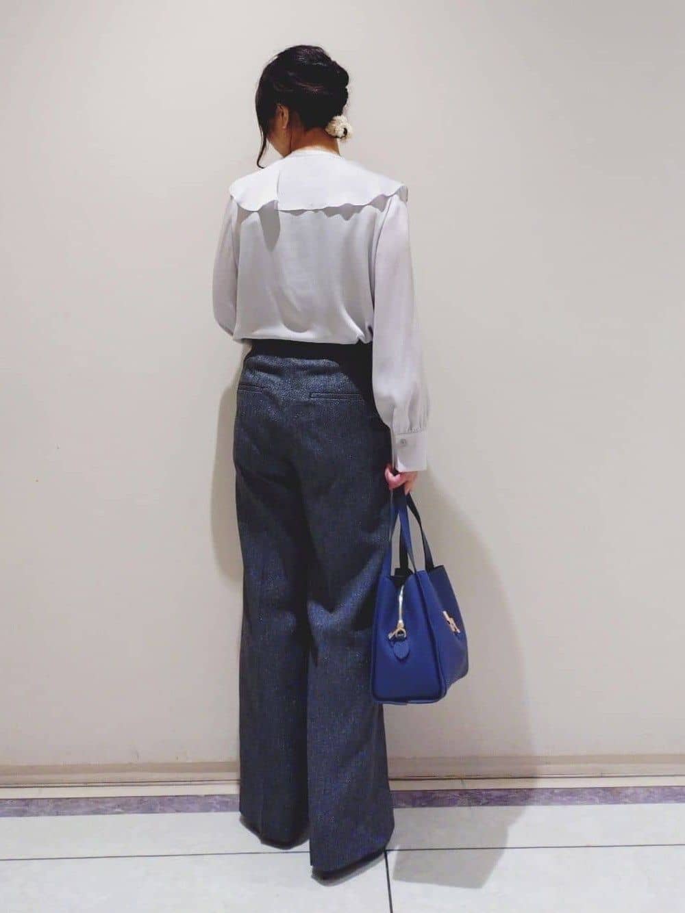 TOMOMIさんの「INDIVI｜【合皮／ミドルサイズ】春カラーフォルムバッグ」を使ったコーディネート