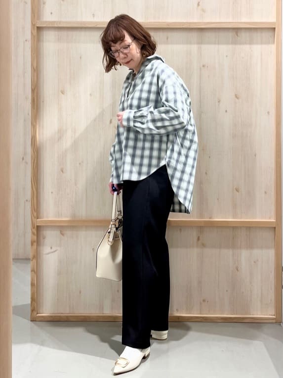 nakoさんの「THE SHOP TK｜【後ろ姿もサマになる】バックシャーリングシャツ」を使ったコーディネート