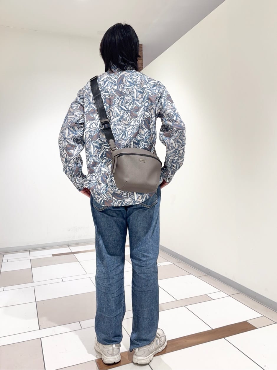 及川さんの「TAKEO KIKUCHI｜カカオ柄プリントシャツ」を使ったコーディネート