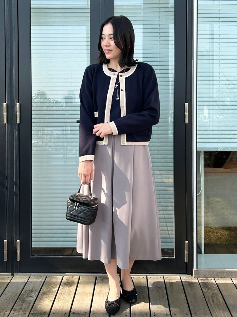 shinoさんの「Couture brooch｜【ハレの日・通勤・着映え】配色 総針カーディガン」を使ったコーディネート