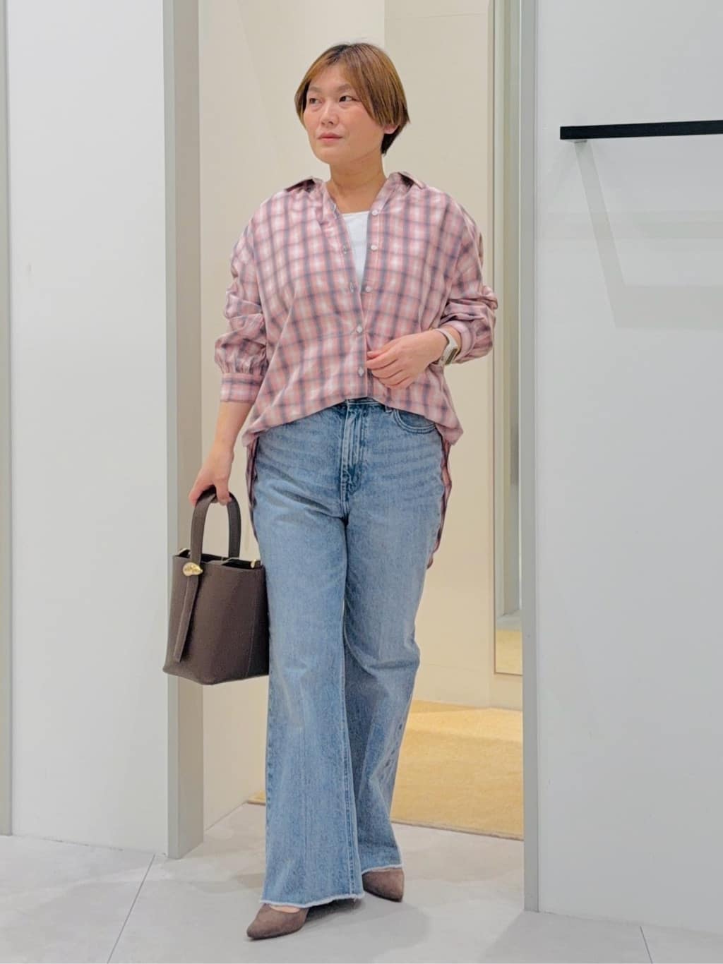 タナさんの「THE SHOP TK｜【後ろ姿もサマになる】バックシャーリングシャツ」を使ったコーディネート