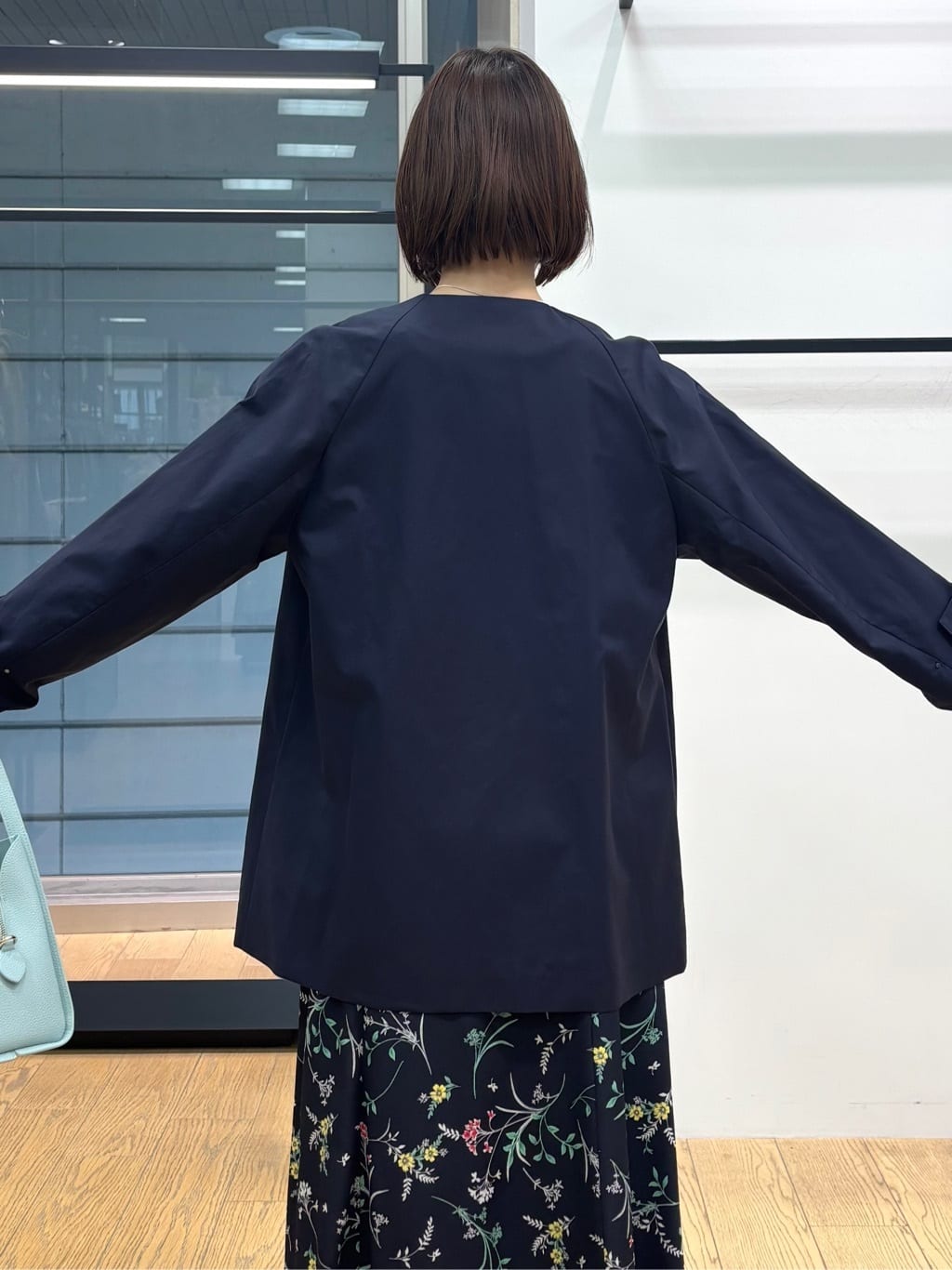 asamiさんの「INDIVI｜【SETUP可能】モダンフラワー柄フレアスカート」を使ったコーディネート