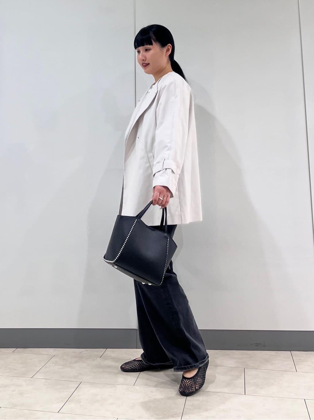 hasuさんの「INDIVI｜【撥水/軽量】ミドル丈 ミニマルトレンチコート」を使ったコーディネート