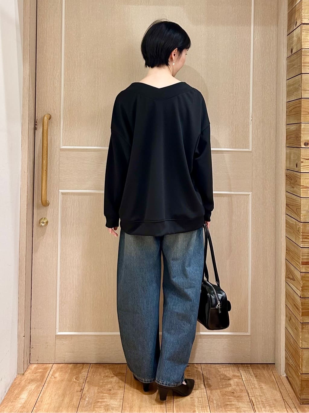 ちぐささんの「SHOO･LA･RUE｜【洗濯機可】インせずすっきり見え　優しい雰囲気のVネックトップス」を使ったコーディネート