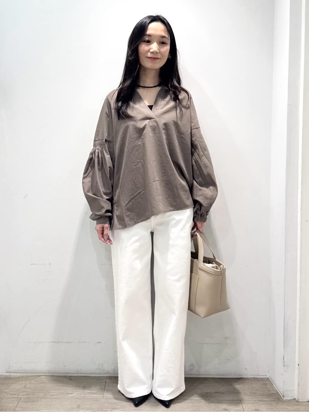 yuicciさんの「OPAQUE.CLIP｜スキッパーボリュームスリーブブラウス【洗濯機OK】」を使ったコーディネート