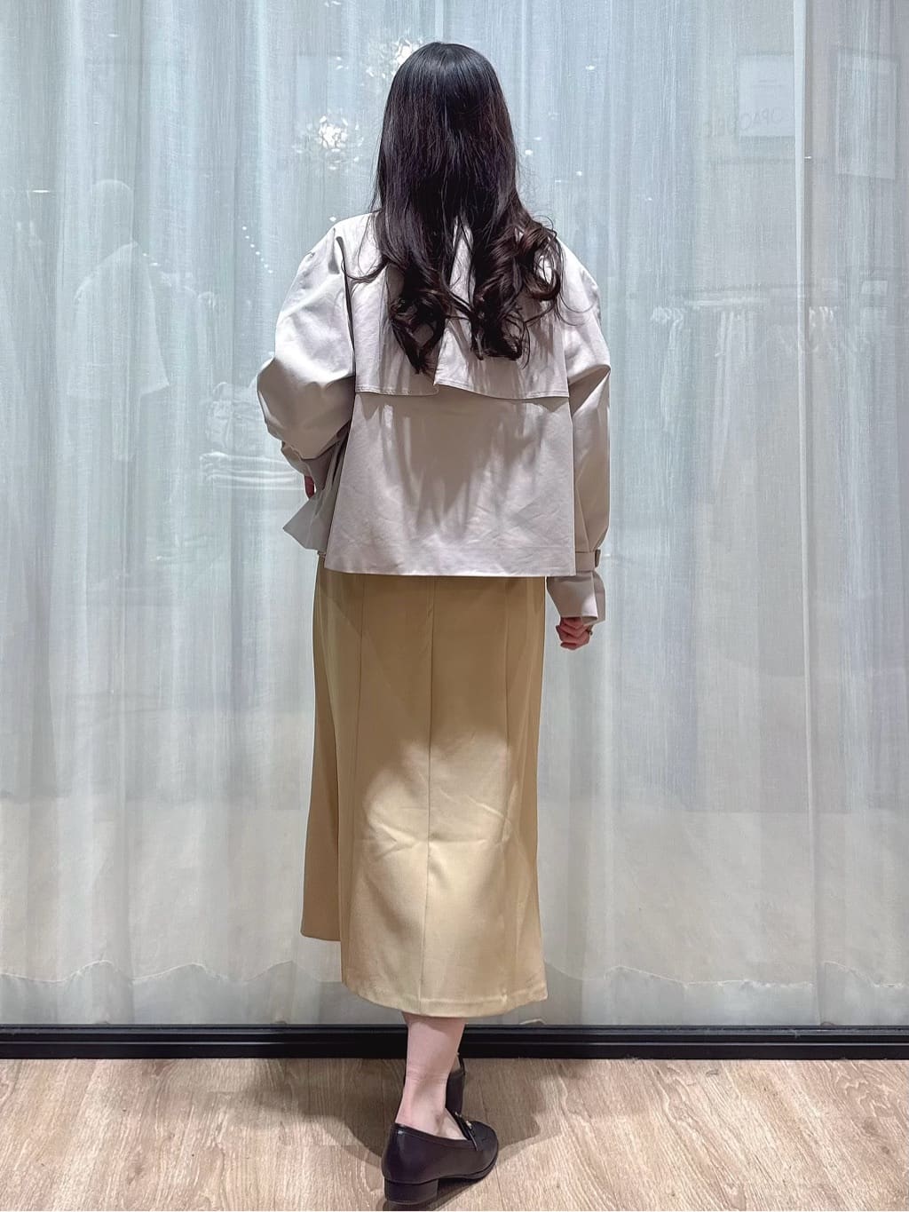 ぞうげさんの「OPAQUE.CLIP｜キャンディスリーブショートトレンチコート【洗濯機OK／撥水／防花粉】《5col》」を使ったコーディネート