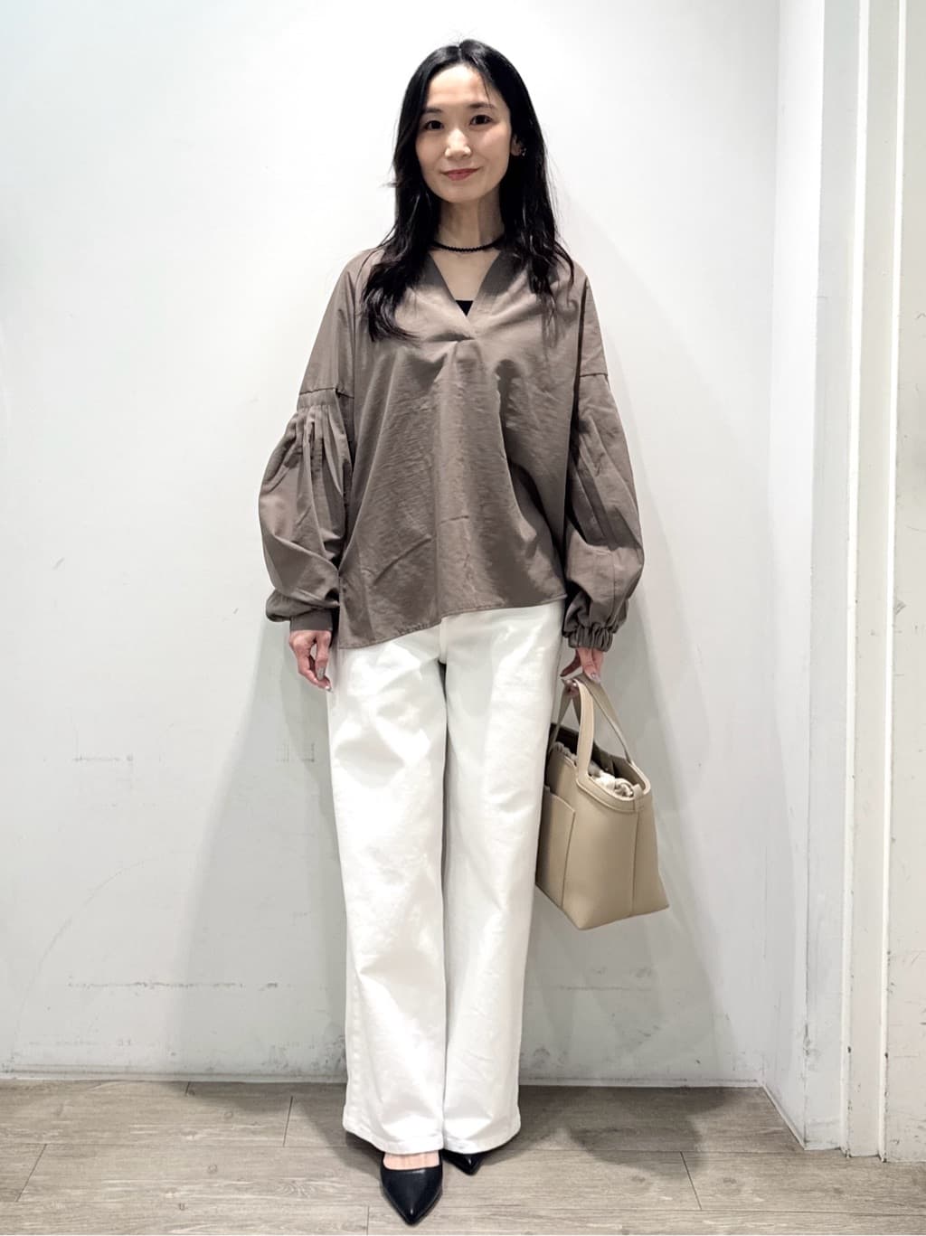 yuicciさんの「OPAQUE.CLIP｜スキッパーボリュームスリーブブラウス【洗濯機OK】」を使ったコーディネート
