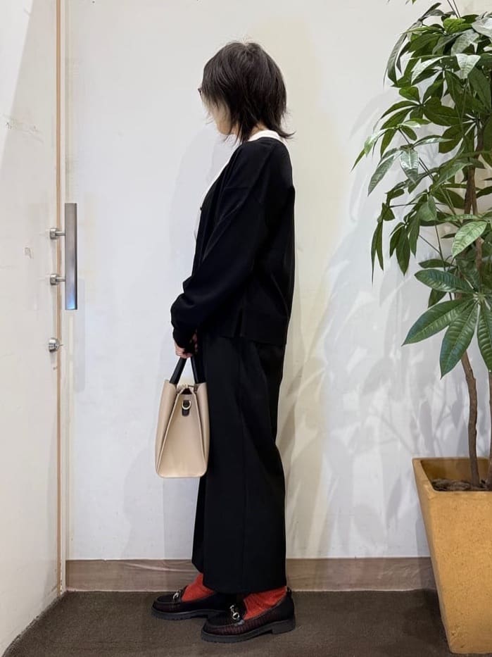 misakiさんの「SHOO･LA･RUE｜【洗濯機可/UV】さらっとしたタッチが心地よい ショート丈 Vネックカーディガン」を使ったコーディネート