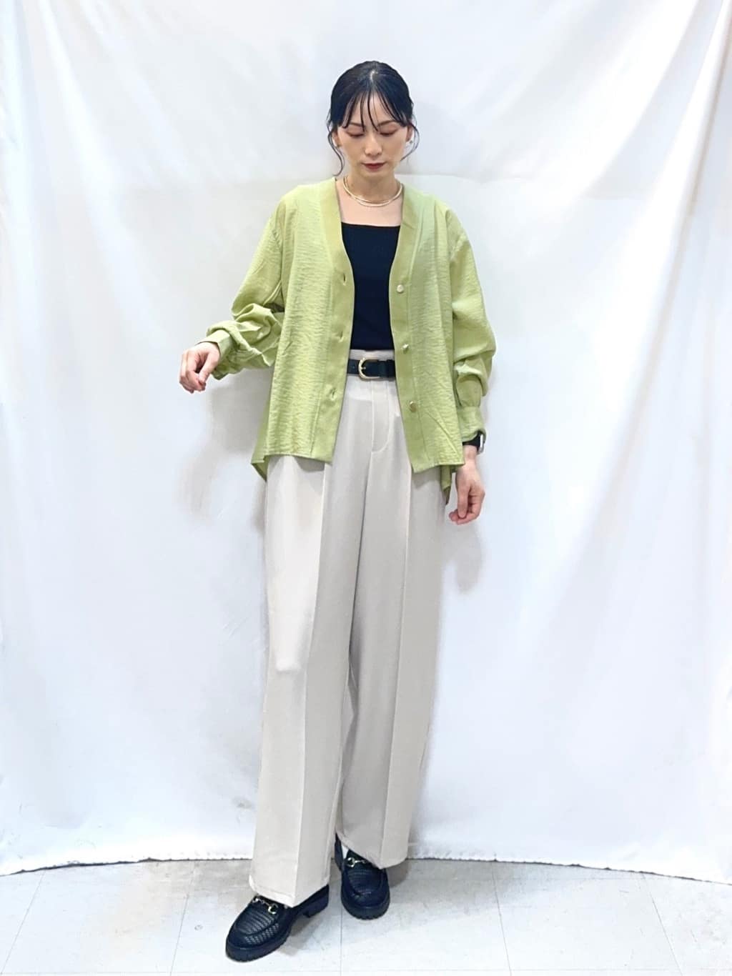 𝐇𝐢𝐫𝐨𝐦𝐢さんの「SHOO･LA･RUE｜【S-LL/体型カバー/Aライン】身体のラインを拾いにくい シアーシャツカーディガン」を使ったコーディネート
