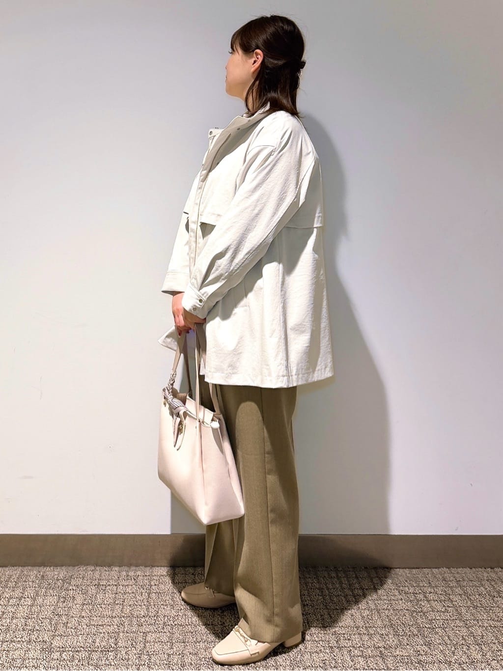 みーさんの「grove｜【撥水／シルエット2WAY】羽織るだけでサマになる、スタンドネックテントラインコート」を使ったコーディネート