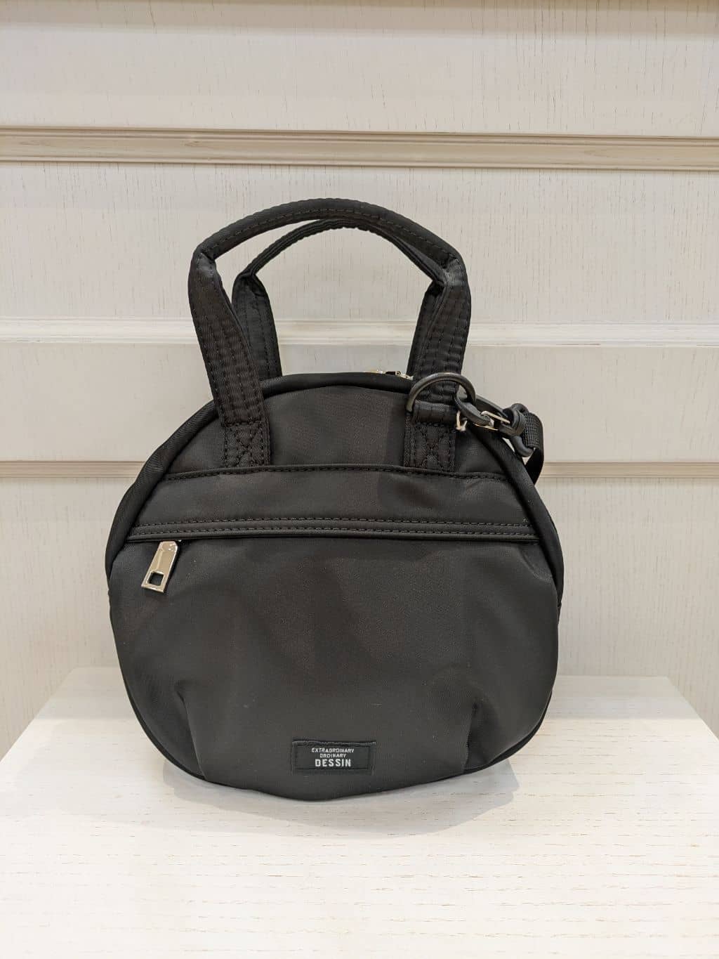 momoさんの「Dessin｜【ユニセックス/軽量】ポリエステルラウンド型２WAYショルダーバッグ」を使ったコーディネート