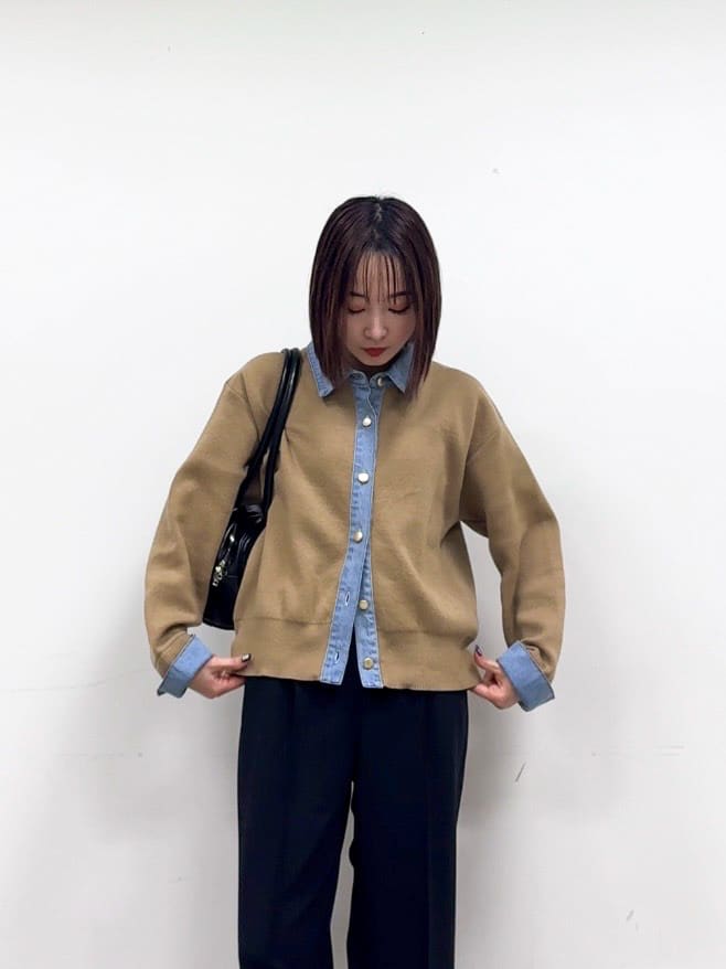 𝐜𝐡𝐢𝐤𝐚さんの「SHOO･LA･RUE｜デニム切替でこなれ顔 金ボタン ニットカーディガン」を使ったコーディネート