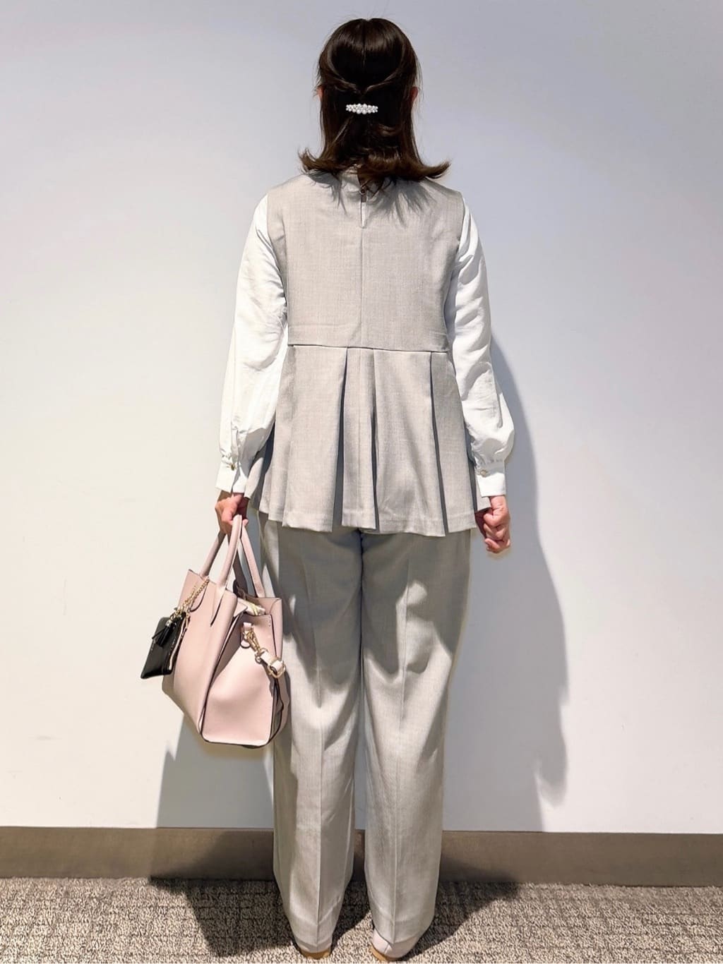 みーさんの「grove｜【マシンウォッシュ/防シワ】袖ドッキングペプラムブラウス【着回しカセット】」を使ったコーディネート