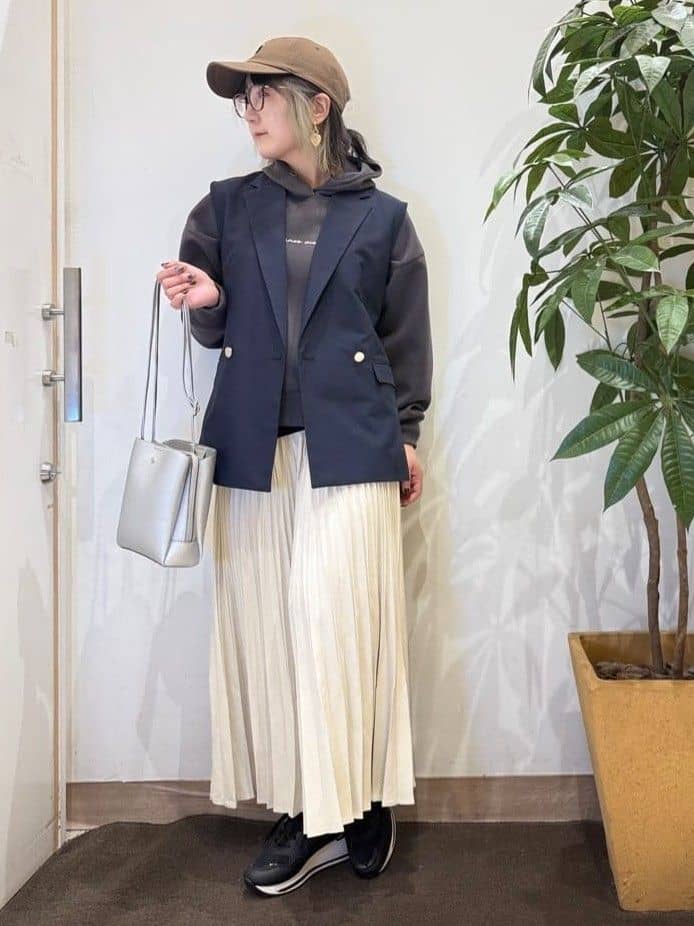 misakiさんの「SHOO･LA･RUE｜【セットアップ可/S-LL/なめらかタッチ】選べる3柄 ロゴ入りプルパーカ」を使ったコーディネート