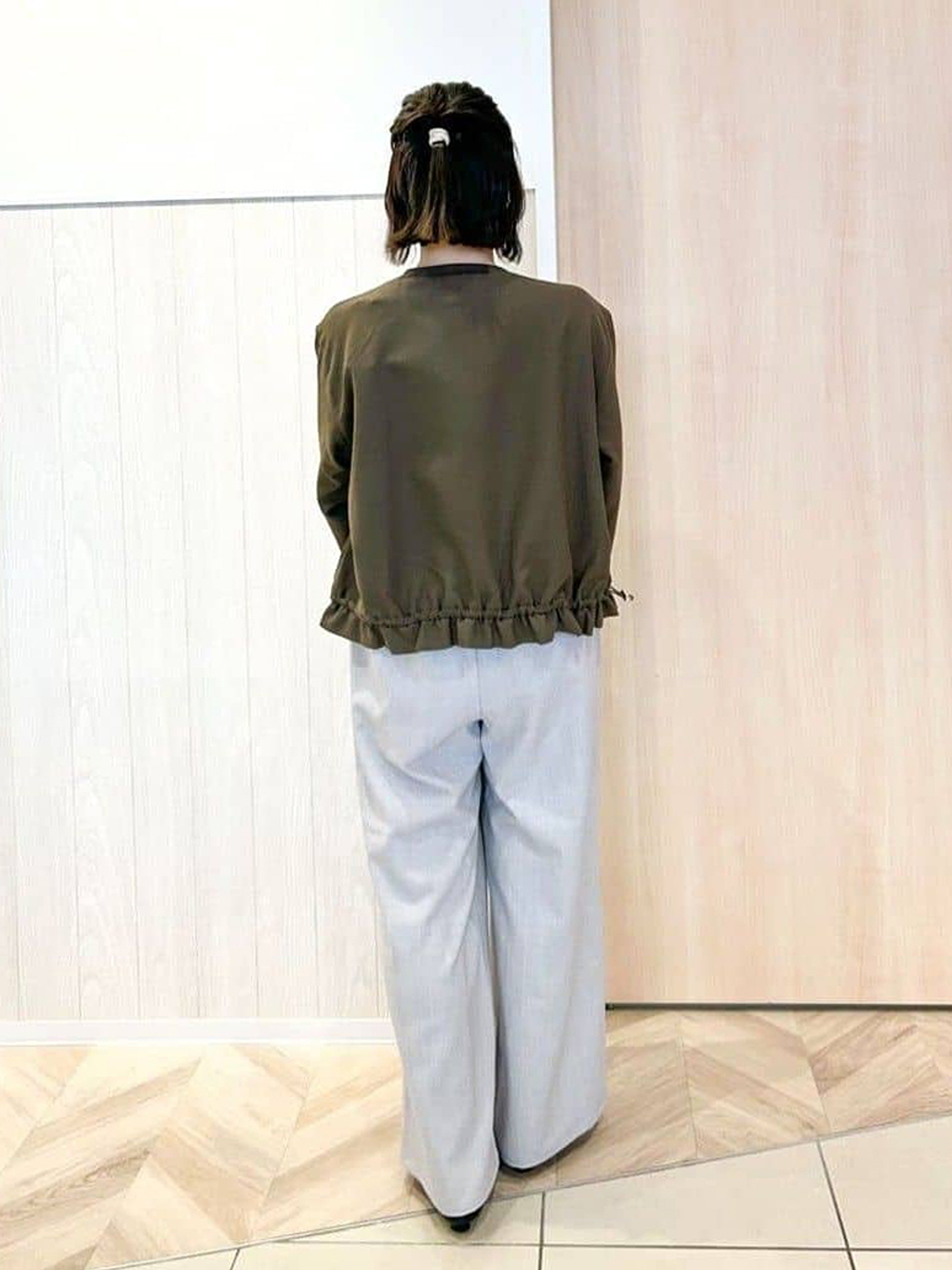 tomoさんの「SHOO･LA･RUE｜【洗濯機可/S-LL】フラップポケットがアクセント ヘリンボーンワイドパンツ」を使ったコーディネート