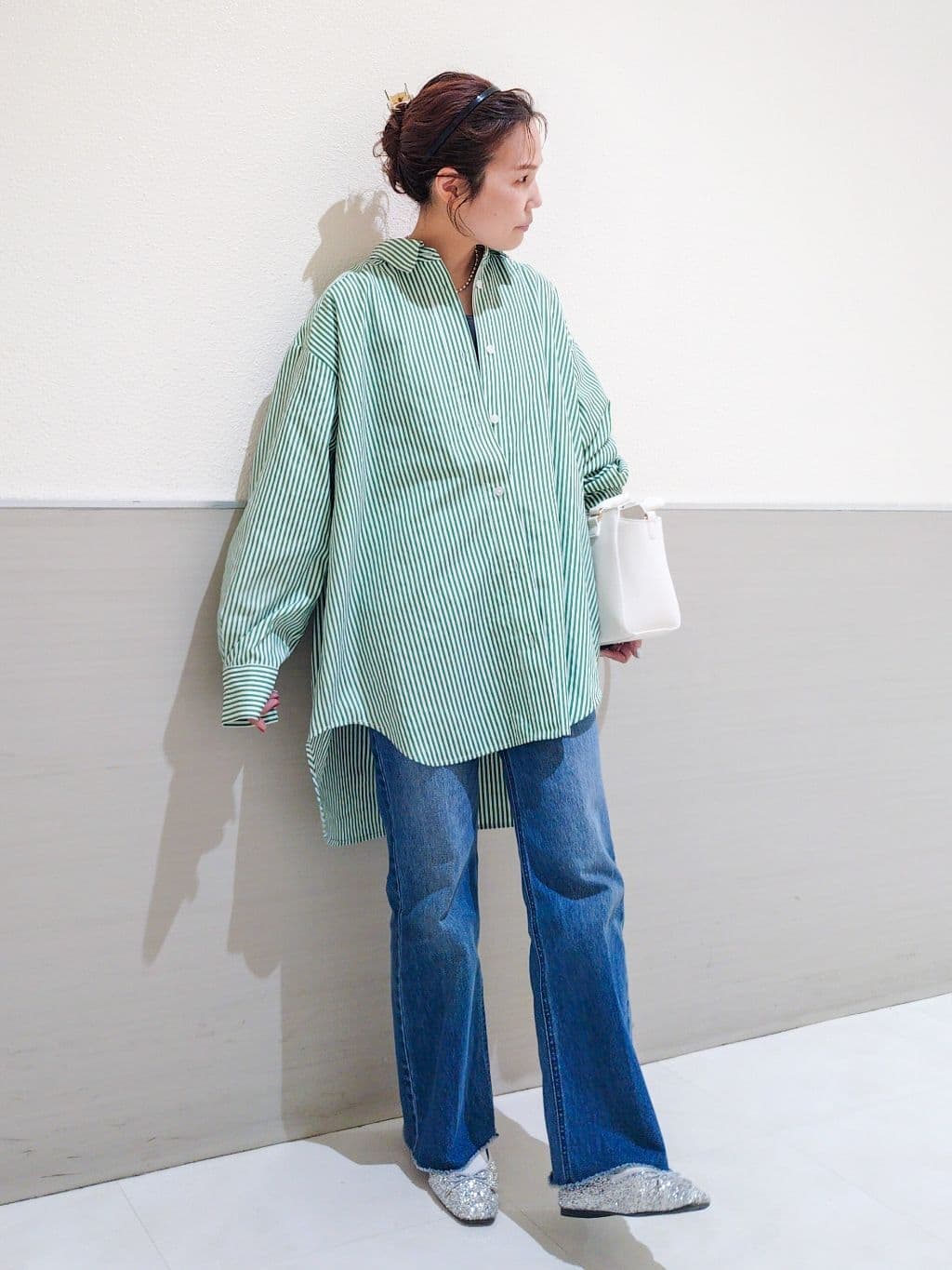 maruさんの「THE SHOP TK｜ゆったりシルエットで体型カバー ロングシャツ」を使ったコーディネート
