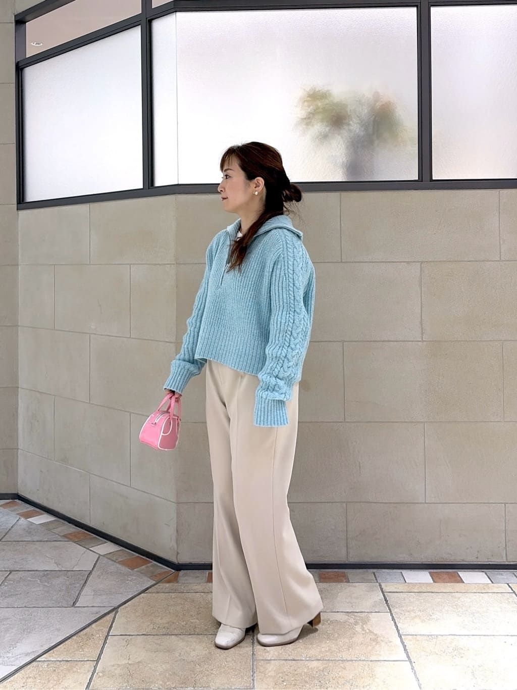 よねさんの「INDIVI｜Timeless｜ストレートフレアパンツ」を使ったコーディネート