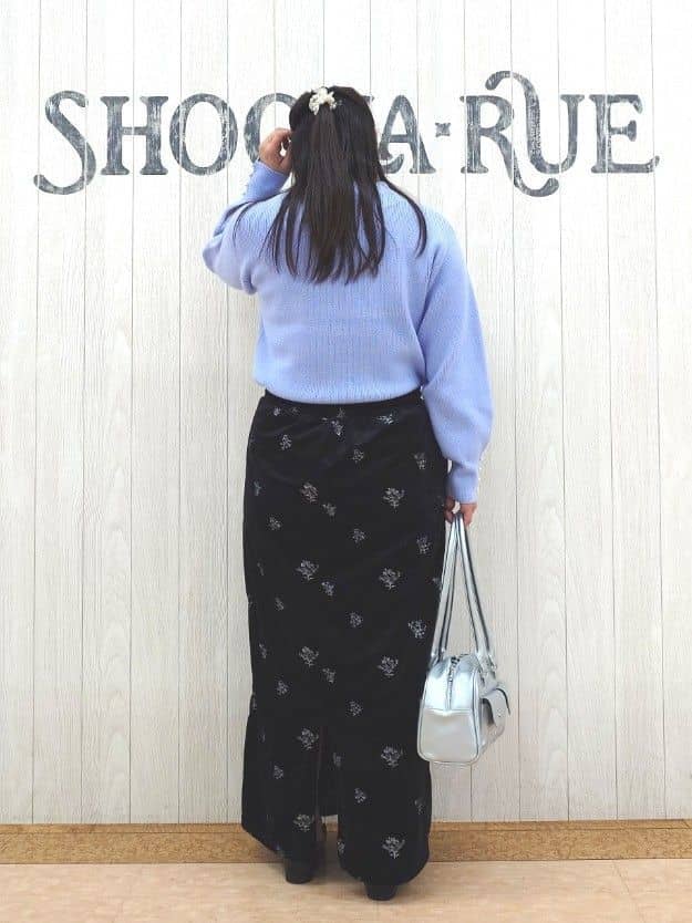 とろろさんの「SHOO･LA･RUE｜大人な小花柄が魅力の 刺繍ベロア調ナロースカート」を使ったコーディネート