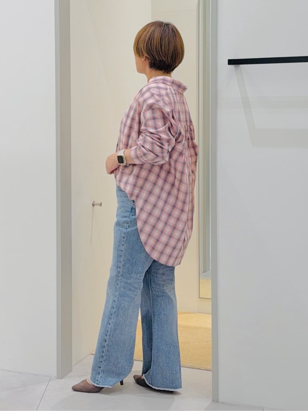 タナさんの「THE SHOP TK｜【後ろ姿もサマになる】バックシャーリングシャツ」を使ったコーディネート