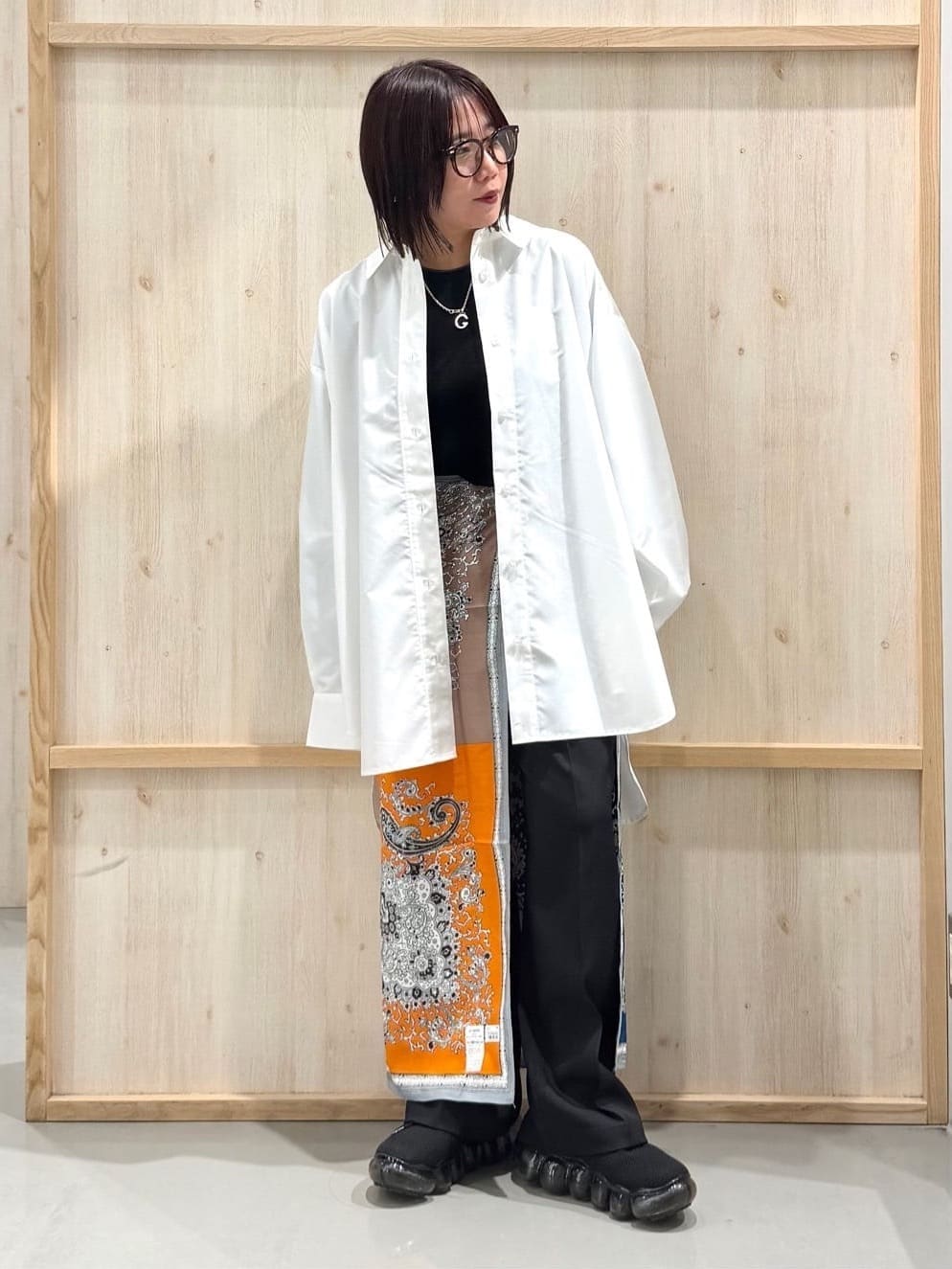 nanaさんの「THE SHOP TK｜ゆったりシルエットで体型カバー ロングシャツ」を使ったコーディネート