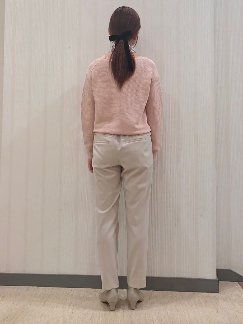 ちひさんの「INDIVI｜【洗える／軽量】きらめきVネックニット」を使ったコーディネート