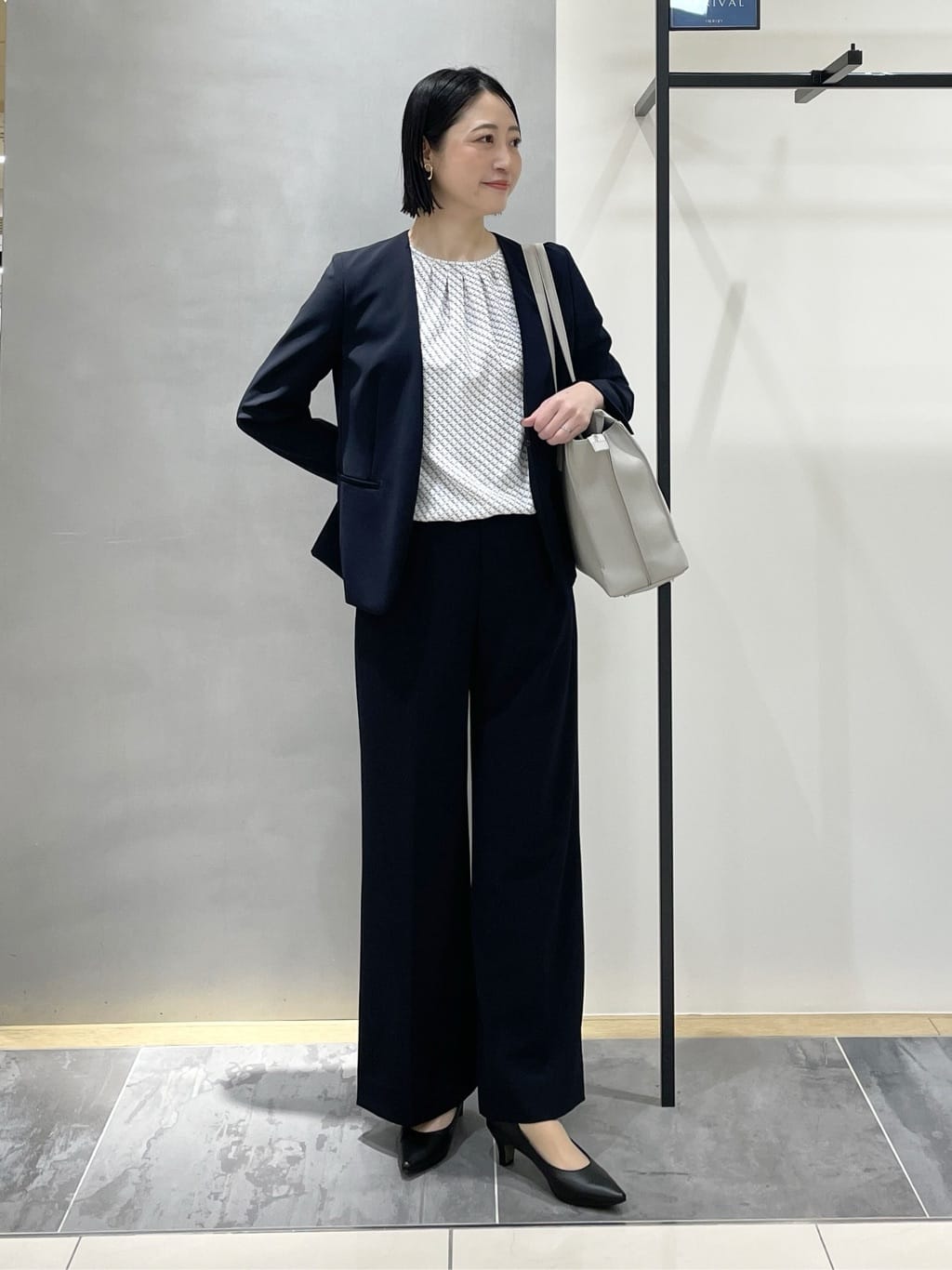 shihoさんの「INDIVI｜【通勤スーツ／洗える】ストレッチカラーレスジャケット」を使ったコーディネート
