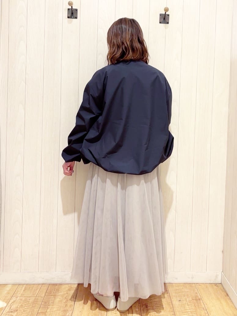 あいこさんの「SHOO･LA･RUE｜【防風/撥水/S-LL】お顔回りすっきり見え　Vネックバルーンブルゾン」を使ったコーディネート